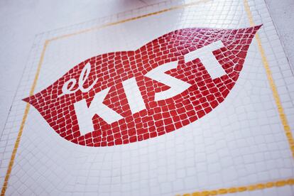 Mosaico con el logotipo en forma de labios del pub jiennense El Kist. 