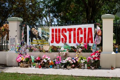 Altar y conmemoración a la entrada del complejo de vivienda pública donde vivía Keishla Rodríguez en el Residencial Villa Esperanza en San Juan, Puerto Rico.