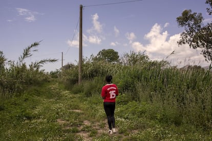 Se identifica como S., es de Nigeria y tiene 22 años. Suele esperar a los clientes en la carretera, cerca de Castelvolturno, en el sur de Italia, país al que llegó hace dos años. En cuanto alcanzan Europa, estas jóvenes nigerianas son obligadas a trabajar en la calle para pagar una deuda que puede alcanzar los 50.000 euros.