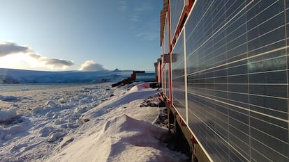 Paneles solares instalados en un edificio de la Base Antártica de Maraibo absorben la luz solar.