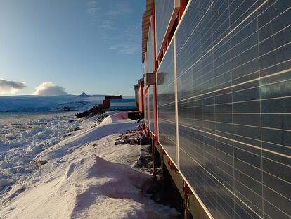 Paneles solares instalados en un edificio de la Base Antártica de Maraibo absorben la luz solar.