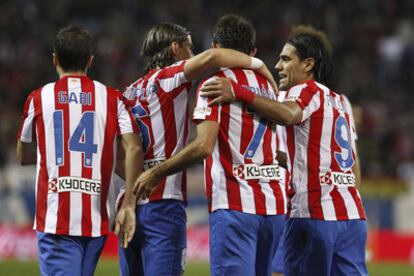 Los jugadores del Atlético celebran uno de los goles de Adrián.