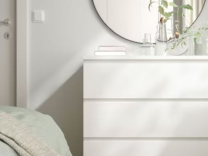 Detalle de la cajonera MALM de Ikea en color blanco. IKEA.