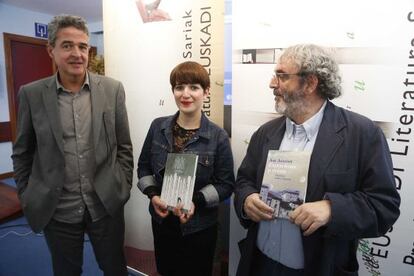 Jon Juaristi y Maite Gurrutxaga, galardonados con sendos Premios Euskadi, junto con el viceconsejero de Cultura, Josean Muñoz.