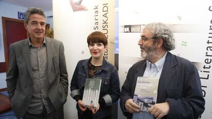 Jon Juaristi y Maite Gurrutxaga, galardonados con sendos Premios Euskadi, junto con el viceconsejero de Cultura, Josean Muñoz.