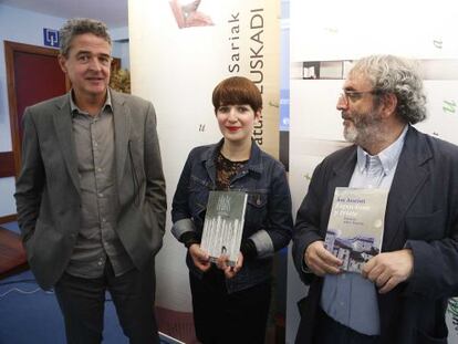 Jon Juaristi y Maite Gurrutxaga, galardonados con sendos Premios Euskadi, junto con el viceconsejero de Cultura, Josean Muñoz.