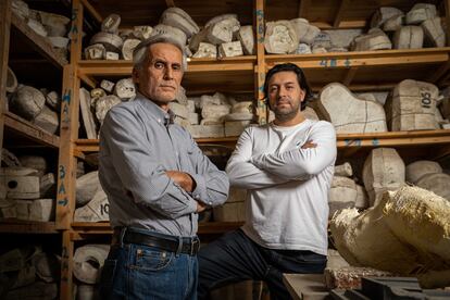 Luis Montes, padre e hijo, los encargados de realizar el trabajo de restauración del monumento al General Baquedano, en su taller de La Pintana, en Santiago de Chile, el 14 de septiembre.