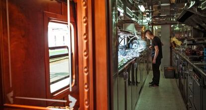 El viaje lo es también por las especialidades culinarias locales. En un par de ocasiones se come en marcha (en la imagen, el cocinero del tren en plena faena).