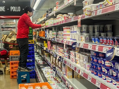 Empleados de un supermercado de Buenos Aires acomodan productos en los estantes, el 14 de marzo de 2023.