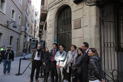 Familiares y amigos de Bola&ntilde;o acompa&ntilde;ados de ediles del Ayuntamiento, ayer en la calle Tallers