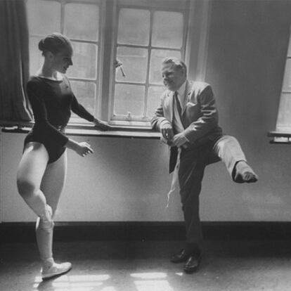 Lawrence Durrell con su primera hija, Penelope, bromeando en una escuela de ballet en 1960.
