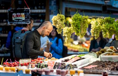Un hombre compra fruta en el Mercado Central de valencia.