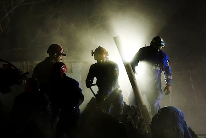 Personal de rescate trabaja entre las ruinas de un edificio buscando supervivientes tras un ataque ruso sobre Kiev, este jueves.