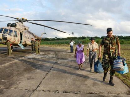 Un soldado ayuda a una pareja de ancianos en Camiaco