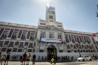 Pancarta en homenaje a Miguel Ángel Blanco en la sede la Comunidad de Madrid.