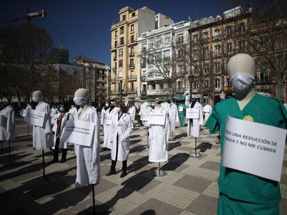 Concentración de especialistas de atención primaria frente a la Consejería de Hacienda de Madrid el 10 de marzo de 2021.