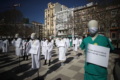 Concentración de médicos de atención primaria frente a la Consejería de Hacienda de Madrid en marzo de 2021, en protesta por la situación de este ámbito asistencial.