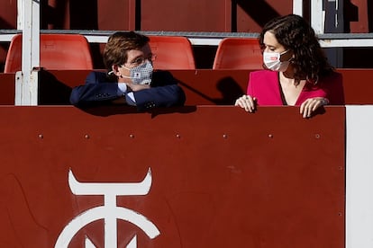 La presidenta de la Comunidad de Madrid, Isabel Díaz Ayuso, y el alcalde de Madrid, José Luis Martínez-Almeida, visitan la Escuela de Tauromaquia José Cubero "Yiyo", este jueves en Madrid.