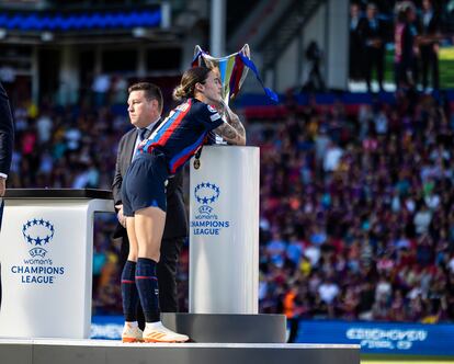 Mapi León abraza la Champions femenina que lograron el pasado sábado.