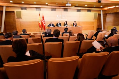 De izqda. a dcha. en la mesa el asesor sanitario Antonio Burgueño, el consejero de Sanidad, Enrique Ruiz Escudero; la presidenta madrileña, Isabel Díaz Ayuso; y la viceconsejera de Sanidad, Ana Dávila, en la presentación a los gerentes de hospitales del plan integral contra el coronavirus, el jueves 12 de marzo de 2020.