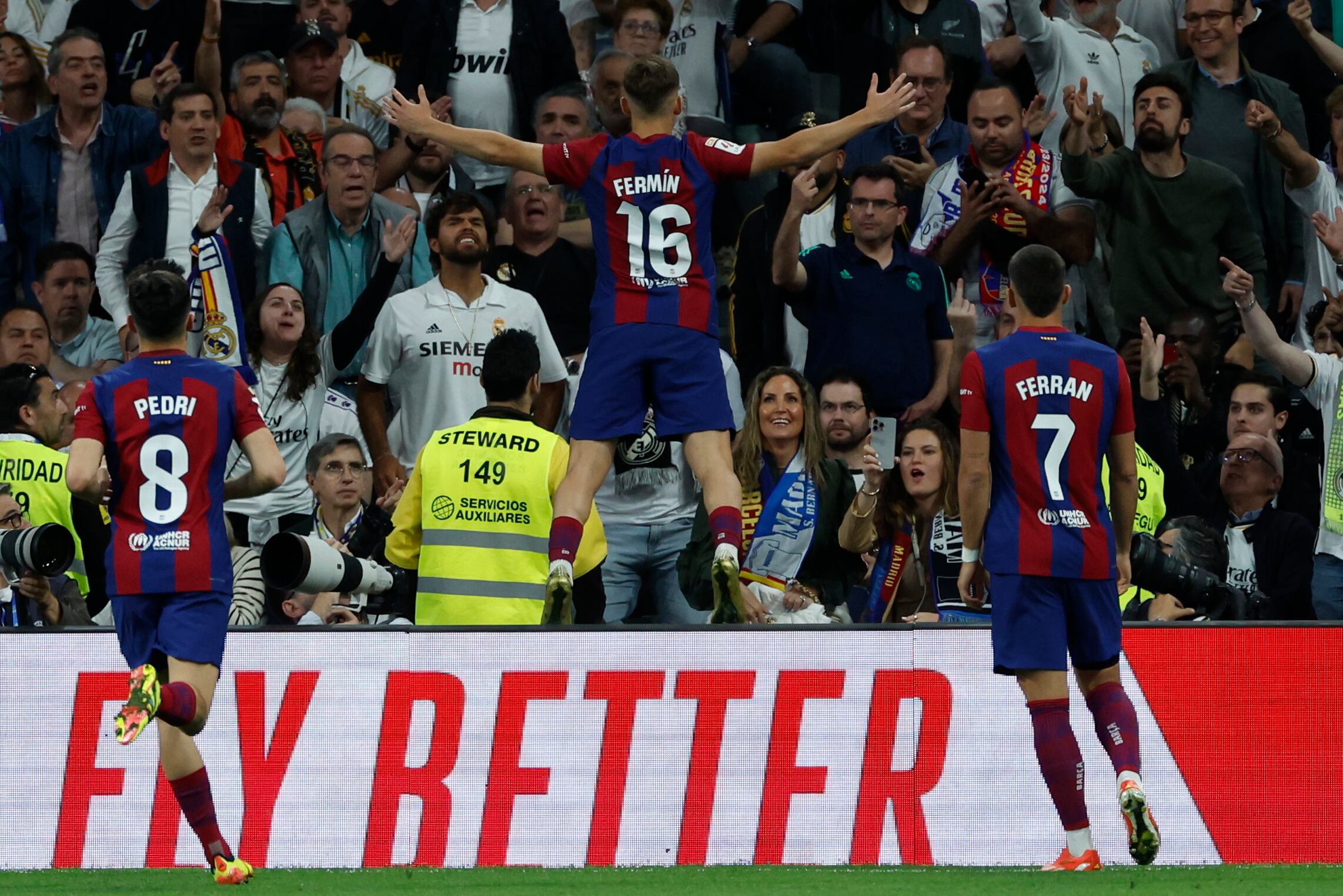 El centrocampista del FC Barcelona Fermín López celebra su gol durante el partido de este domingo en el estadio Santiago Bernabéu.