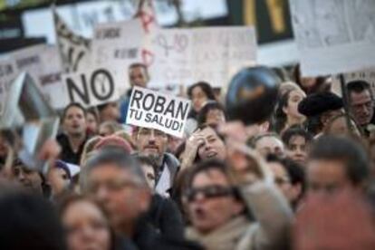 Gran número de personas durante la concentración llevada a cabo ante la Asamblea de Madrid para protestar contra las medidas sanitarias que la Comunidad de Madrid pretende implantar en 2013. EFE/Archivo