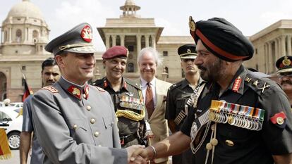 Juan Emilio Cheyre (i) durante una visita en India.