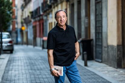 Fernando Olmeda, periodista y autor de 'El látigo y la pluma. Homosexuales en la España de Franco', en el barrio madrileño de La Latina, el día 21.