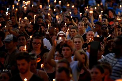 Concentración de gente con velas en homenaje a las víctimas del atentado en la discotega gay Pulse de Orlando, Florida.