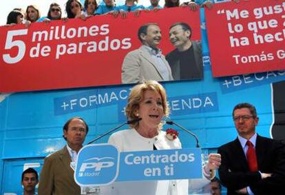 Esperanza Aguirre y Alberto Ruiz-Gallardón presentan los autobuses de campaña en la plaza de Felipe II de Madrid.