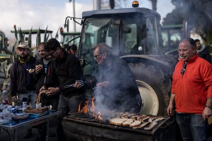 Protesta de agricultores en las puertas de Mercabarna, en Barcelona.