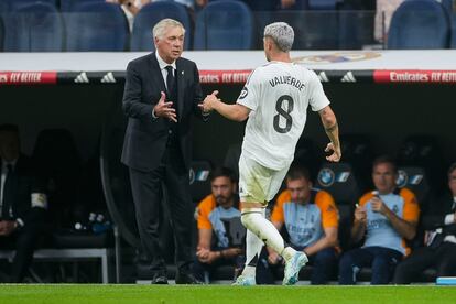 Valverde se acerca a celebrar su gol con Ancelotti, este domingo.