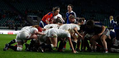 Nievas in action during an England-France game.