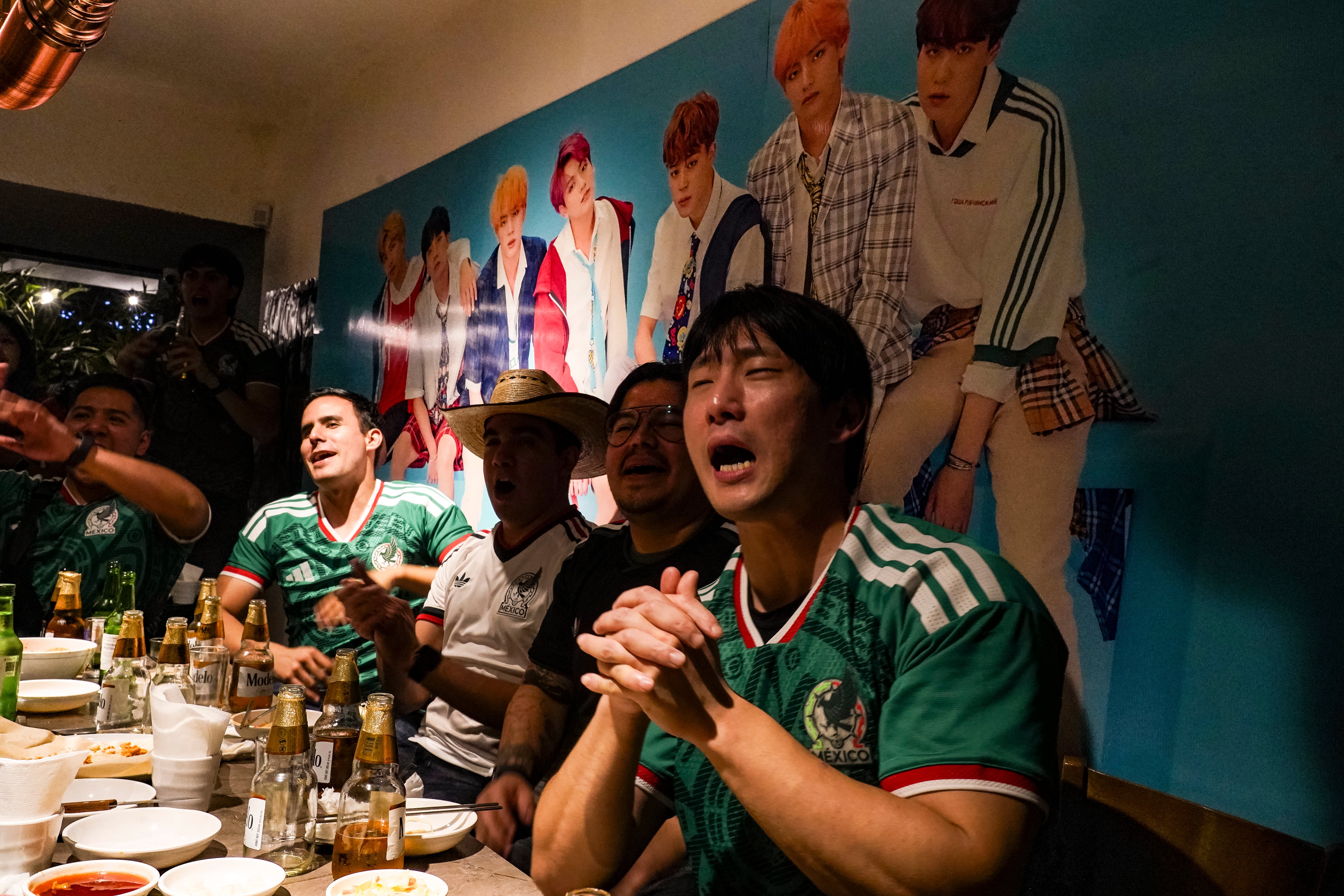 Coreanos se reúnen con amigos en un restaurantes de la Zona rosa, en Ciudad de México, este jueves.