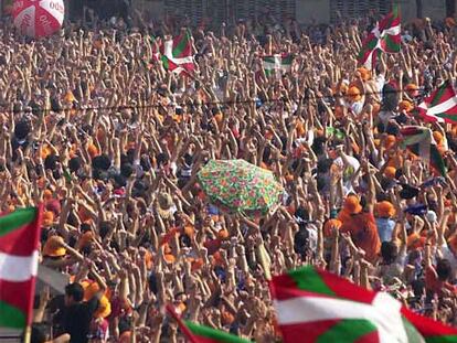 El Celedón, Gorka Ortiz de Urbina, se sumerge en la multitud para ir hasta la balconada de San Miguel.