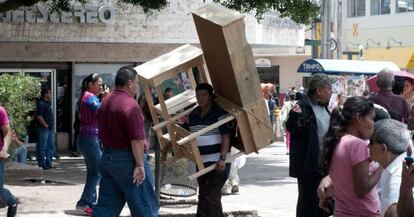 Un hombre carga madera para su venta, este mes en Tegucigalpa.