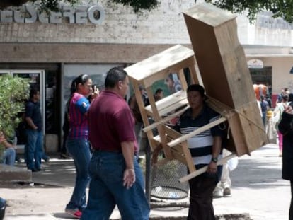 Un hombre carga madera para su venta, este mes en Tegucigalpa.