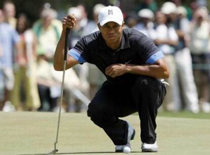 Tiger Woods estudia la caída de un <i>green</i> durante el Masters de Augusta del año pasado.