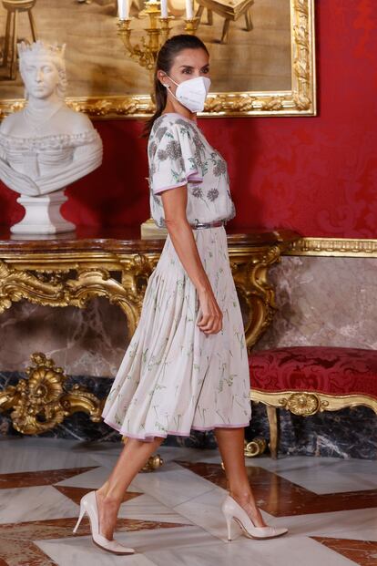La reina Letizia con un vestido antiguo de la reina Sofía, en el almuerzo ofrecido al presidente de Chile, Sebastián Piñera, este martes en Madrid, 