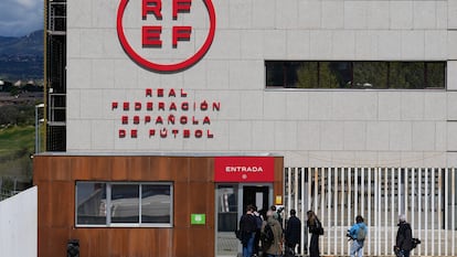 Entrada a la Real Federación Española de Fútbol.