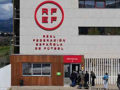 Entrada a la Real Federación Española de Fútbol.