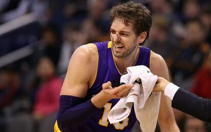 Gasol se limpia la sangre tras chocar con Plumlee.