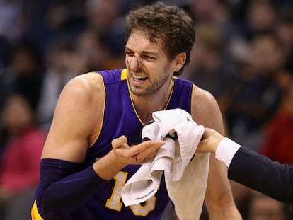 Gasol se limpia la sangre tras chocar con Plumlee.