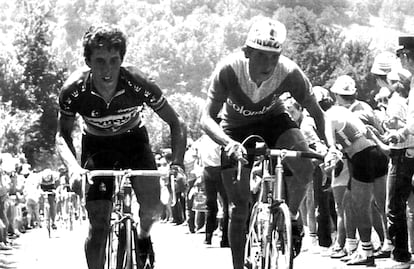 Lucho Herrera (derecha) junto al español Pedro Delgado en la décima etapa del Tour de Francia de 1984.