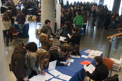 Estudiantes de bachiller solicitan información a los orientadores de una de las universidades que participó en Unitour.