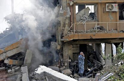 Un soldat inspecciona les ruïnes d'uns dels centres d'investigació atacats pels EUA.