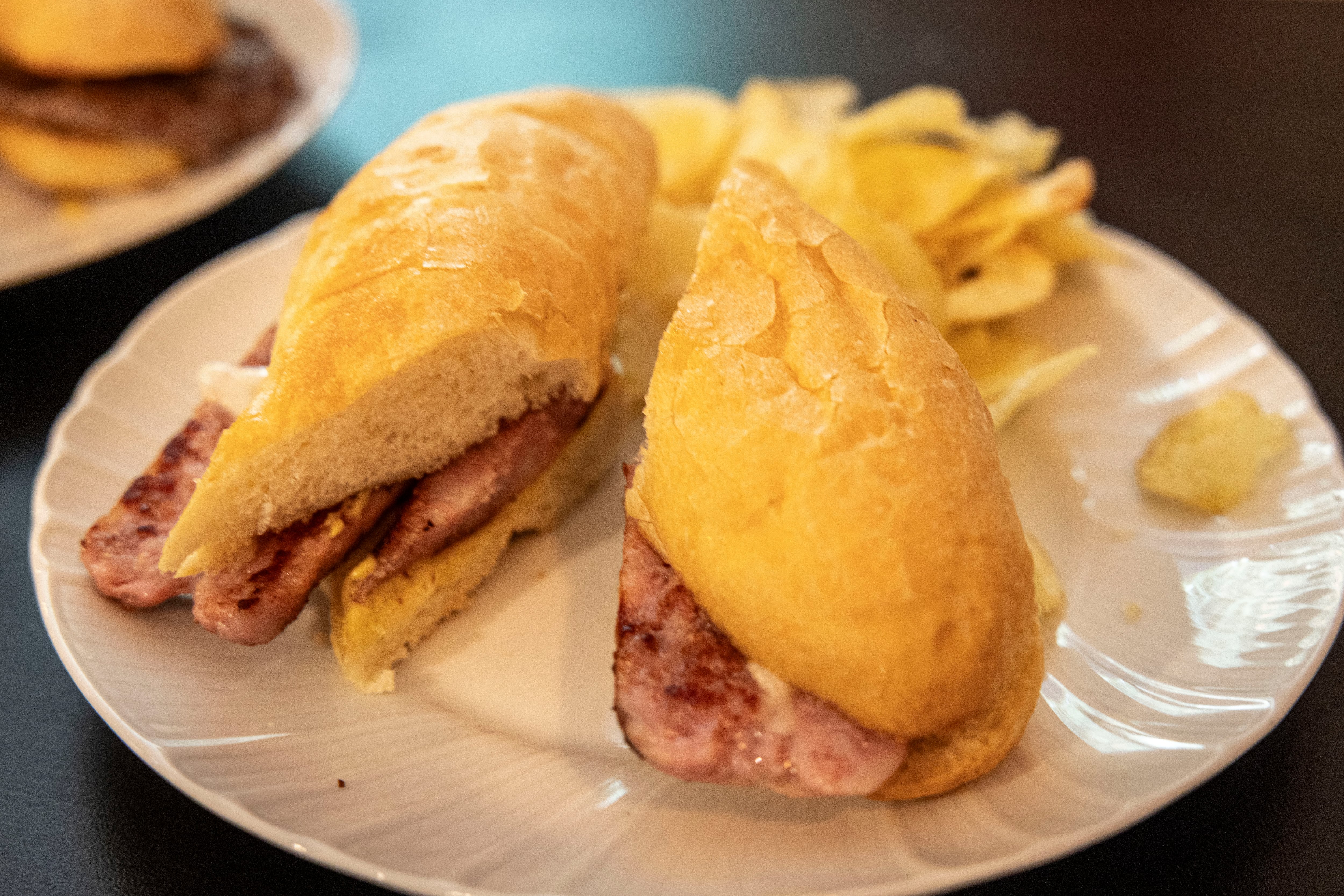 La reinterpretación que hace La Digna del famoso pepito, con longaniza, queso y mostaza. 