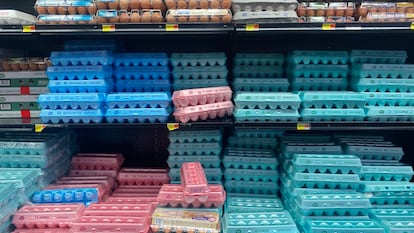 Cartones de huevos en el hipermercado de Walmart en King of Prussia (Pensilvania).