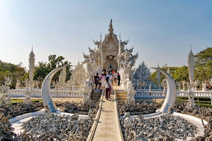 El puente conocido como lo largo del puente de las “manos del infierno” que da acceso al Wat Rong Khun, en la ciudad tailandesa de Chiang Rai.