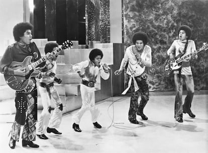Michael junto a cuatro de sus nueve hermanos, Jackie, Tito, Jermaine y Marlon, formaron el grupo 'Jackson Five'. Fue su padre quien, obsesionado con escapar del estigma de la pobreza, vio en la voz de sus hijos la salida ideal y creó el grupo. Su primera actuación tuvo lugar en una feria cuando Michael, quien más tarde brillaría con luz propia, tenía seis años. En la imagen, los hermanos Jackson cantando en su propio especial de televisión, el 19 de septiembre de 1971.